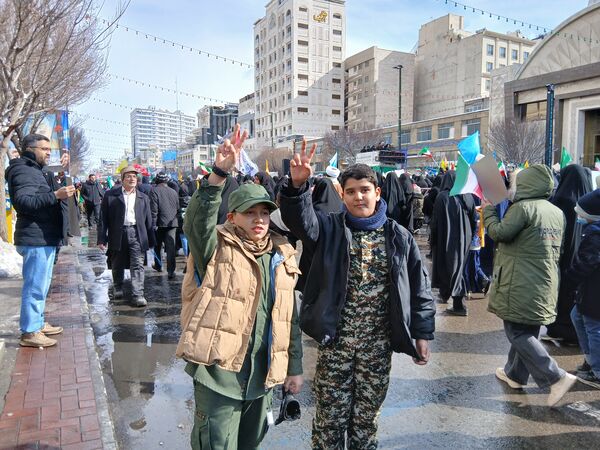 حضور پرشور مردم مشهدی در راهپیمایی ۲۲ بهمن 