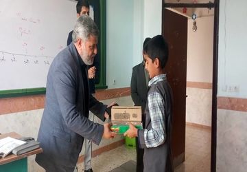 تقدیر از دانش‌آموزان برتر قرآنی در دبستان حضرت رقیه (س)