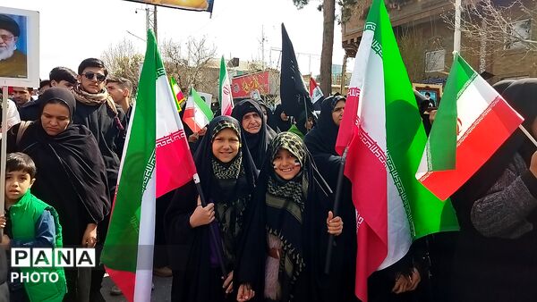 مشت هایی که با فریاد انتقام بالا می آمدند 