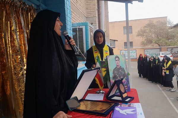 برگزاری همایش وطن‌یار در توحید یک؛ ادای احترام دانش‌آموزان به شهدای جنگ ۱۲روزه با حضور مادر «پسر آسمانی» عرشیان افشارمند در شهرستان قدس
