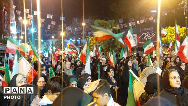 به فرمان رهبر در خیابان می‌مانیم