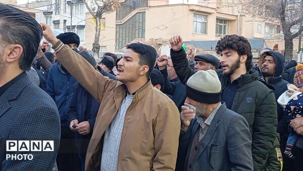 خروش مردم چهارمحال و‌بختیاری در میدان انقلاب شهرکرد
