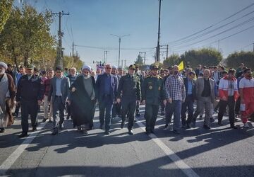 حضور پرشور دانش‌آموزان و مسئولین اشتهارد در راهپیمایی 13 آبان 