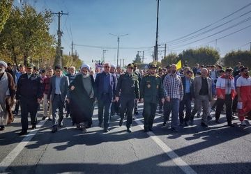 حضور پرشور دانش‌آموزان و مسئولین اشتهارد در راهپیمایی 13 آبان 