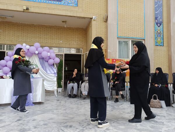 تجلیل از معلم و دختر ایرانی در بهار کرامت 
