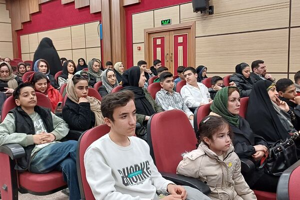 تقدیر از دانش‌آموزان دبیرستان هیات امنایی البرز در اردوگاه استانی شهید محمد منتظری شهریار 