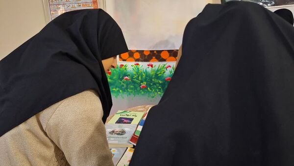 برپایی نمایشگاه کتب کمک‌درسی در دبیرستان دخترانه فاطمیه ناحیه یک کرج