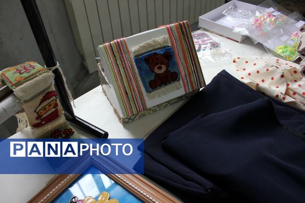 بازدید مدیر کانون فرهنگی هدایت از نمایشگاه آثار تجسمی دانش‌آموزان سوده