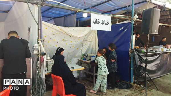 موکب روبه روی روستای رباط خاکستری میزبان زائران پیاده امام رضا ( ع) 