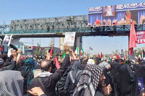 عزت، در خیابان‌های امروز تهران قدم می‌زد