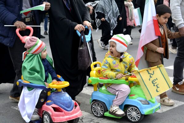 حماسه دانش‌آموزان اسلامشهر در ۲۲بهمن