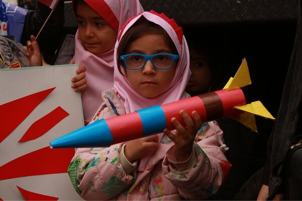 راهپیمایی روز دانش‌آموز در بهارستان 2