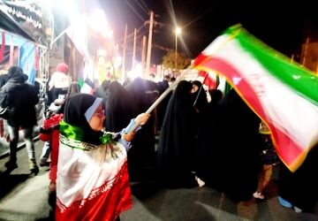 مردم ایران همیشه بیدار و همراهند و با دل و جان در کنار هم می‌مانند
