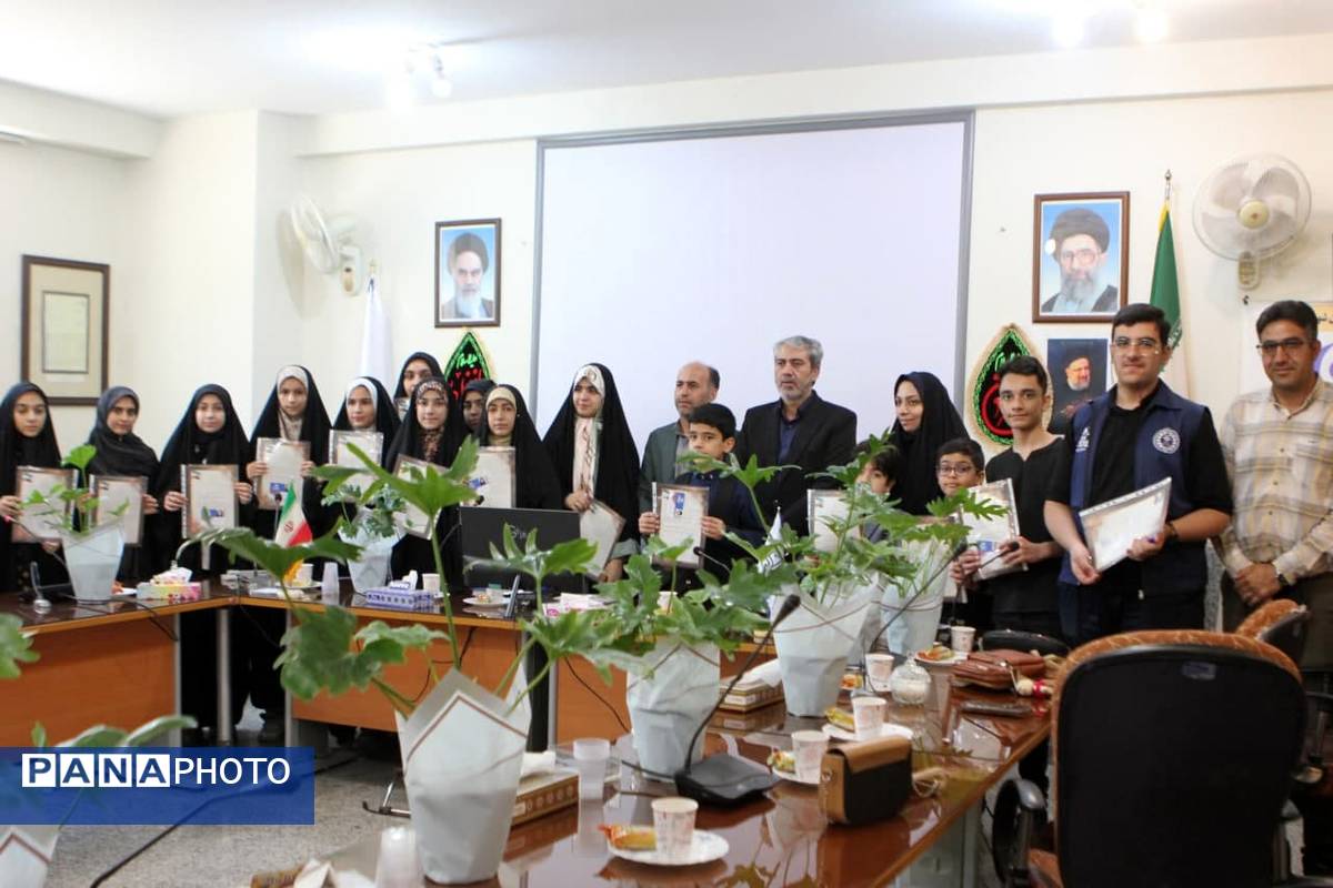 تجلیل از دانش‌آموز خبرنگاران پانا کاشان