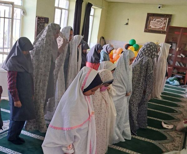 شرکت دانش‌آموزان مدرسه حضرت زینب(س) در نماز جماعت