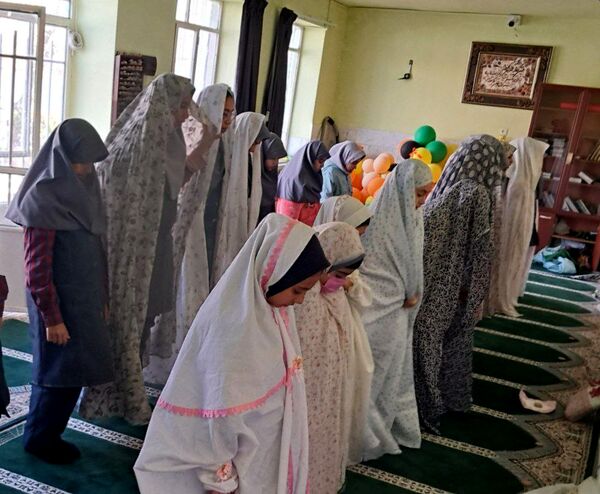 شرکت دانش‌آموزان مدرسه حضرت زینب(س) در نماز جماعت