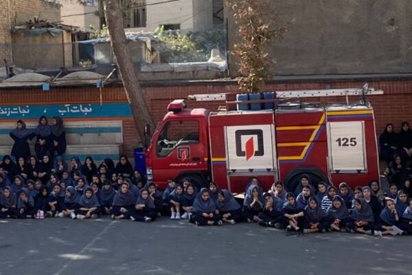 حضور قهرمانان بی‌ادعا در مدرسه حاج مهدی رسولی در هفته پدافند غیر عامل