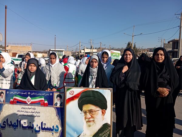 حضور دانش‌آموزان بخش سراب میمه در راهپیمایی۲۲بهمن 