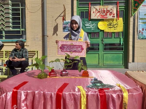 برپایی چایخانه به مناسبت میلاد امام عصر(عج)در دبیرستان نمونه وکیلی ۱۰