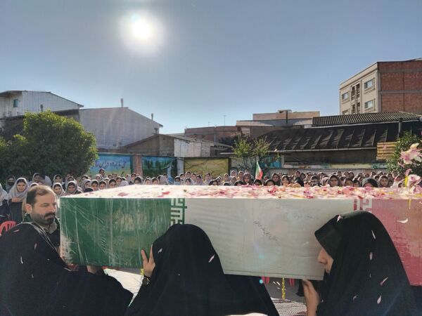 دبیرستان نجم میزبان پیکر یک شهید گمنام شد