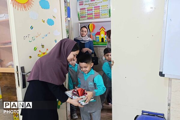 آغاز سال تحصیلی دانش‌آموزان دبستان «دنیای تربیت» 
