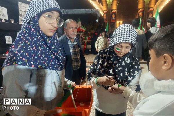 مردم شیراز همچنان در میدان