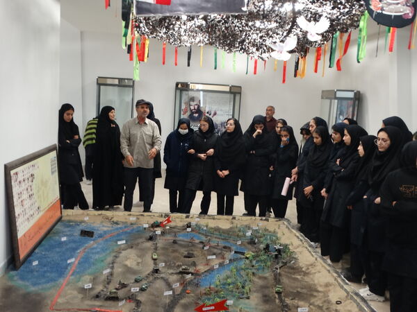 بازدید دانش‌آموزان از موزه دفاع مقدس شهرکرد
