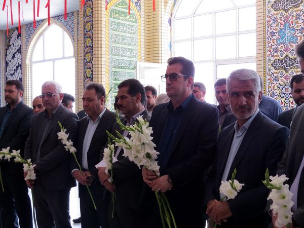 گلباران مزار شهدای دانش‌آموز و معلم در بجنورد