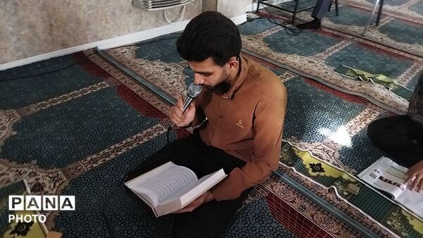 تصاویری از قرائت های قرآن بعد از نماز ظهر و عصر در دبیرستان شاهد ابوذر غفاری نیشابور 