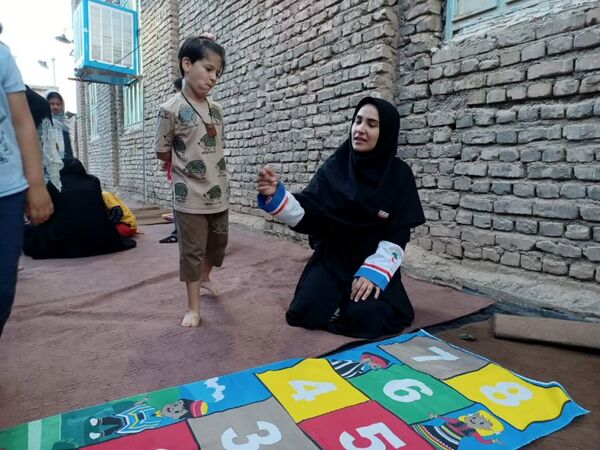 جشن غدیرخم توسط تیم‌های سحر هلال احمر در روستای زلزله‌زده محمدیه