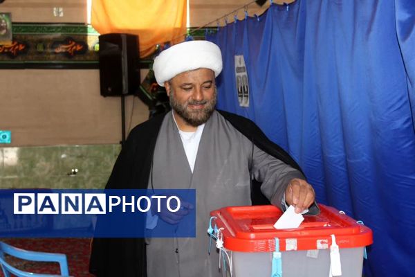 حضور مردم ولایت‌مدار شهرستان فراشبند پای صندوق‌های رای