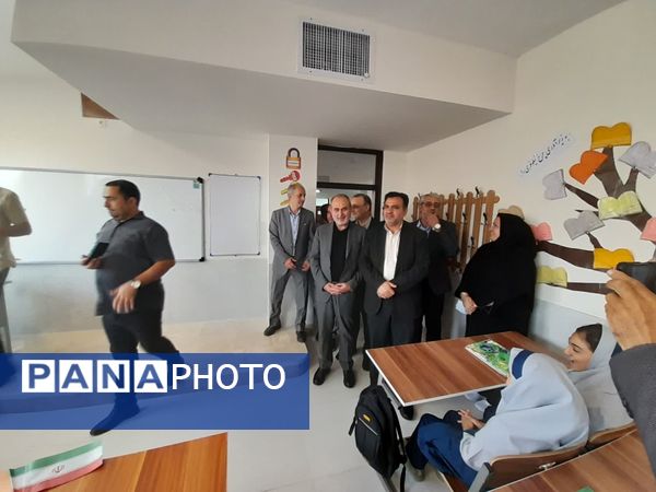 آیین نواخته شدن زنگ مهر در مدرسه شهدای بار فروش با حضور مسئولان استان و شهرستان کاشان