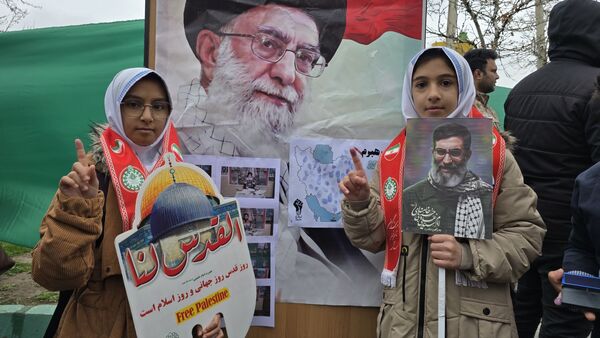 بیعت دانش‌آموزان پیشتاز نظرآباد با رهبر جدید انقلاب