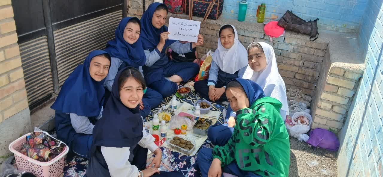 بازارچه درون مدرسه در دبستان دخترانه شهید احمد خاقانی شیروان