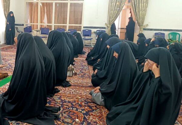 برپایی نماز جماعت در مکتب النرجس