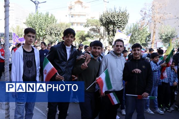 حضور پرشور دانش‌آموزان و مسئولین در راهپیمایی ۱۳ آبان در ناحیه یک بهارستان