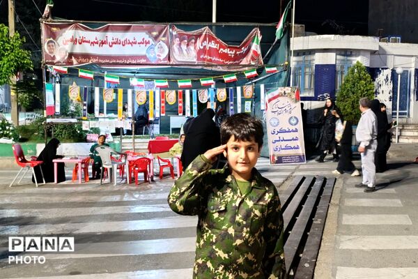 گردهمایی مردم دیار ۱۵ مرداد در راه‌آهن، روبروی غرفه آموزش و پرورش ورامین 