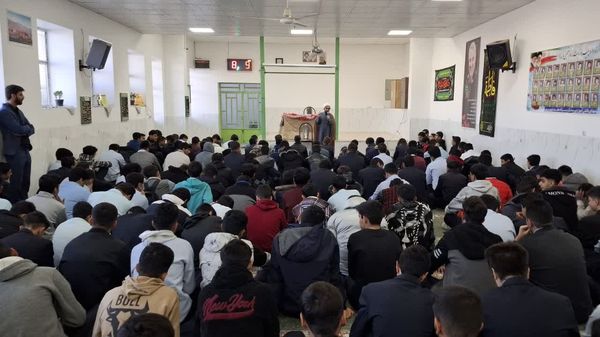 حضور مسئول قرآن و عترت ناحیه یک یزد در صبحگاه قرآنی دبیرستان هفده شهریور