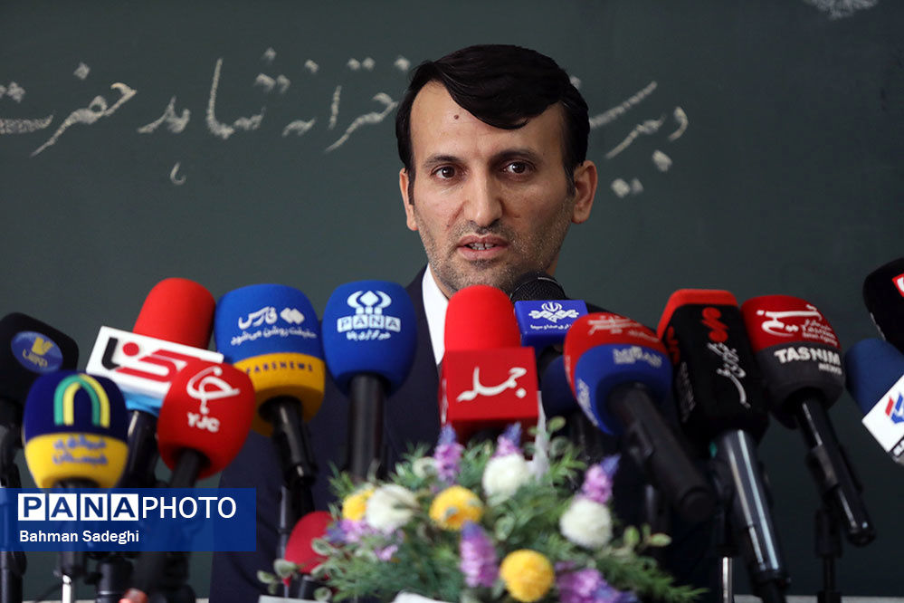 معلم هرآنچه عزیز شمرده شود، بازهم حق مطلب ادا نخواهد شد