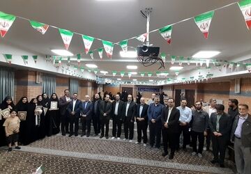 تجلیل از معلمان دبستان شهید‌ مهدی‌ هندویان‌ ناحیه یک
