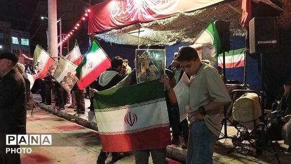 میدان ازادی هر شب میزبان وطن پرستان نیشابوری می شود 