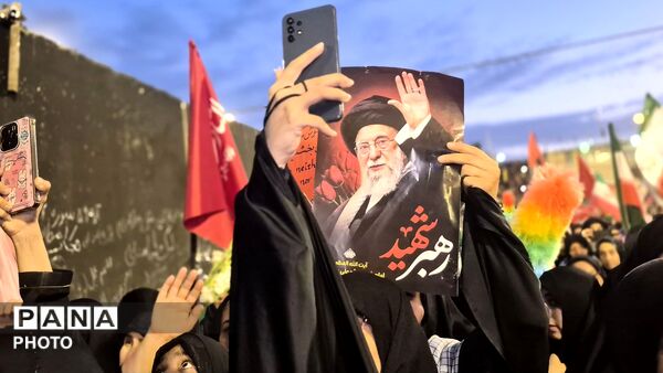 تلاقی اشک حق و صلابت ملت، امروز در تشییع قائد امت 