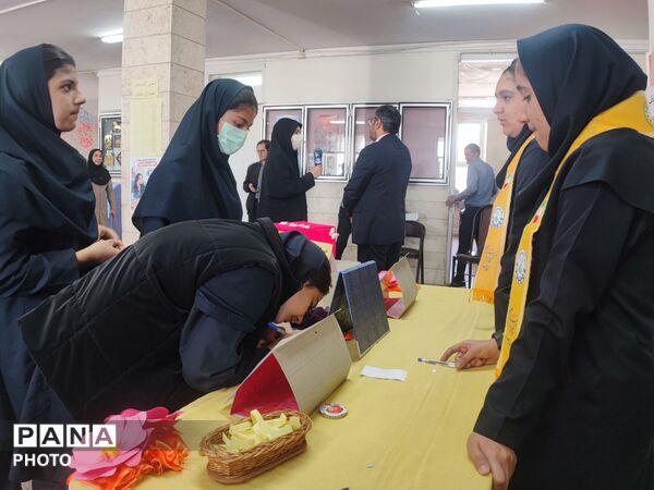 هفته سلامت روان در مدرسه بعثت با محوریت انتخاب همیار مشاور