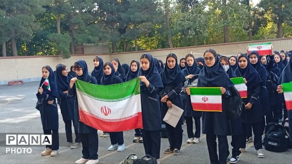 نخستین روز سال تحصیلی در دبیرستان مهر پدری