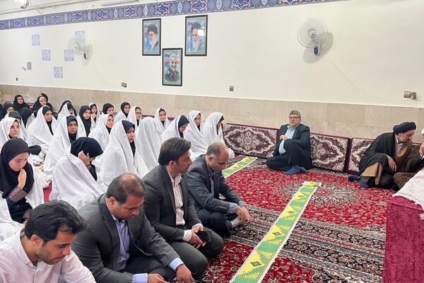 برپایی نماز جماعت همراه با بزرگداشت و تجلیل از مقام‌آوران دانش‌آموزی مدرسه نمونه دولتی ارشاد