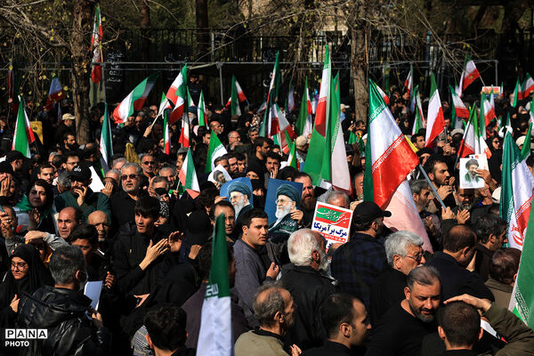 تشییع پیکر شهیدان لاریجانی، سلیمانی و شهدای ناوشکن دنا