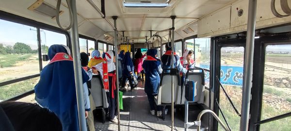 بازدید دانش‌آموزان مدرسه شهید خاقانی از گلخانه پیشه‌وران شیروان