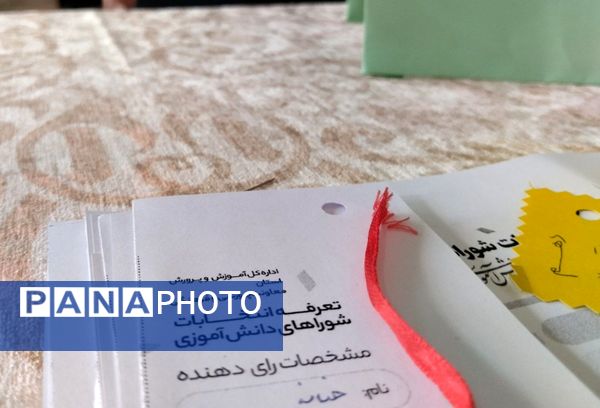 جلوه‌هایی از انتخابات شورای دانش‌آموزی در دبیرستان فرزانگان قم