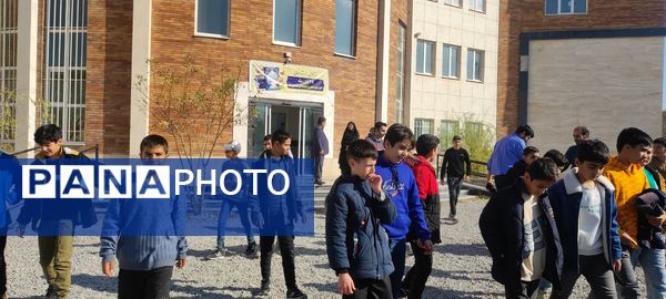 بازدید دانش‌آموزان دبیرستان فرزانگان از کتابخانه اندیشه شیروان