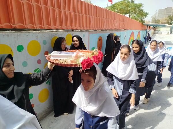 زنگ مهر در دبستان دخترانه سما با حضور مسئولان آموزش و پرورش و دانشگاه آزاد اسلامی کاشمر 